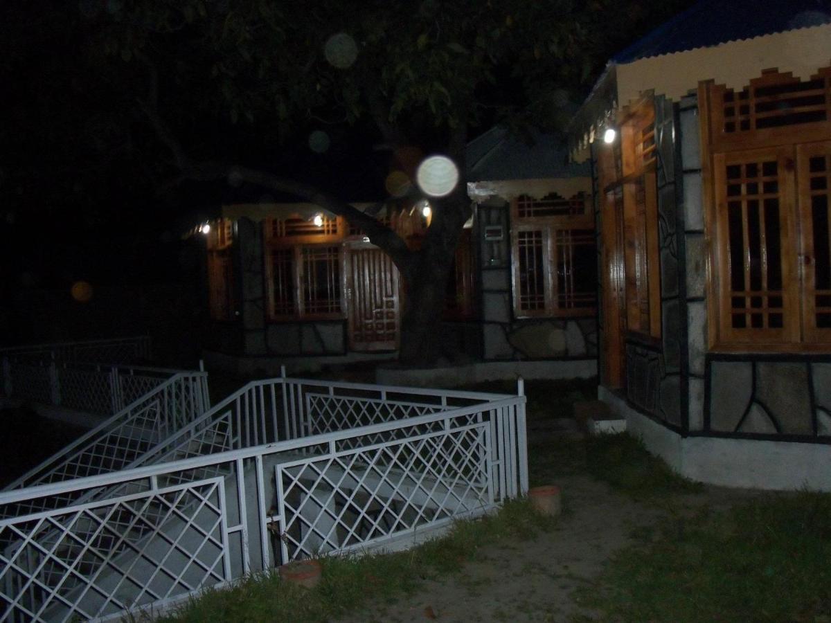 Готель Manila Huts Наран Екстер'єр фото
